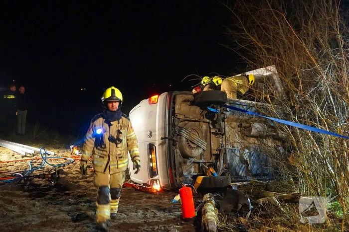 Dronken bestuurder belandt met auto op zijkant in berm