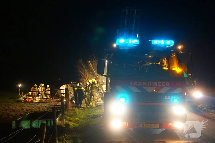 Dronken bestuurder belandt met auto op zijkant in berm