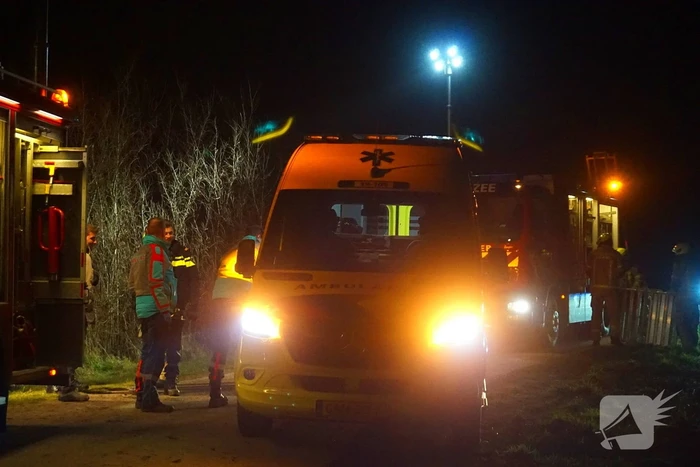 Dronken bestuurder belandt met auto op zijkant in berm