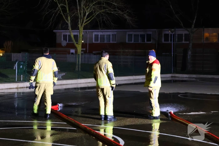 Brandweer laat basketbalveld onderlopen wegens verwachtte vorst