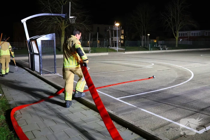 Brandweer laat basketbalveld onderlopen wegens verwachtte vorst