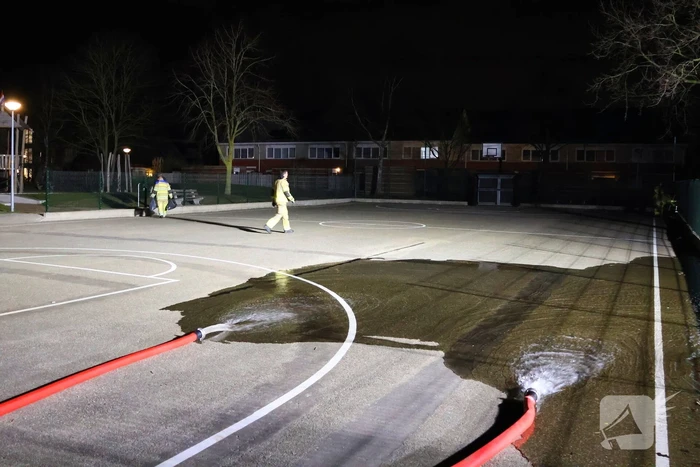 Brandweer laat basketbalveld onderlopen wegens verwachtte vorst