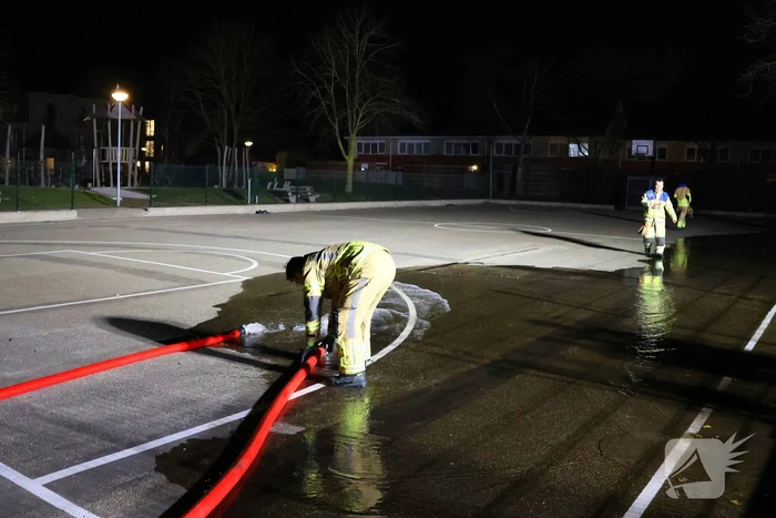 Brandweer laat basketbalveld onderlopen wegens verwachtte vorst