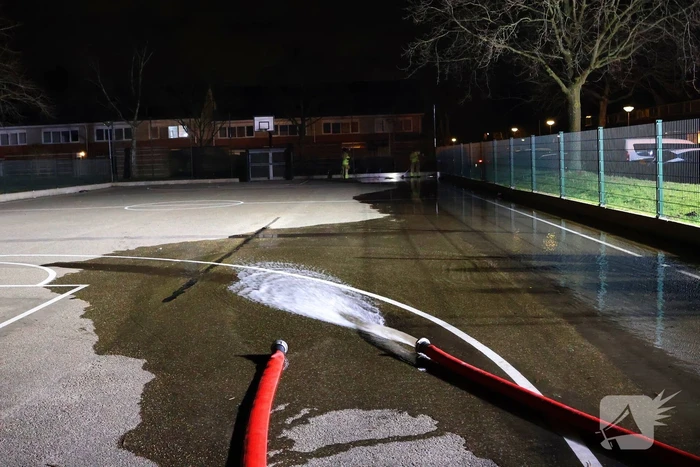 Brandweer laat basketbalveld onderlopen wegens verwachtte vorst
