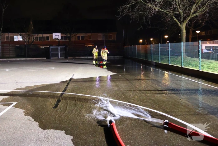 Brandweer laat basketbalveld onderlopen wegens verwachtte vorst
