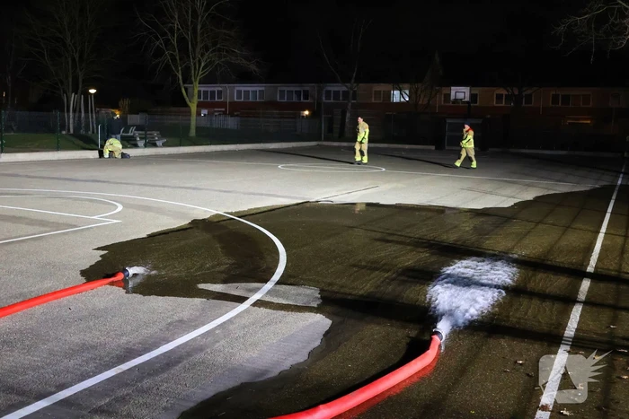 Brandweer laat basketbalveld onderlopen wegens verwachtte vorst
