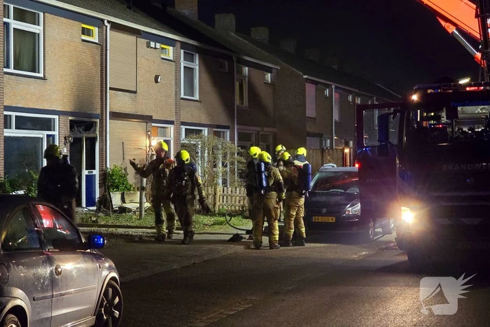 Grote uitslaande brand in woning