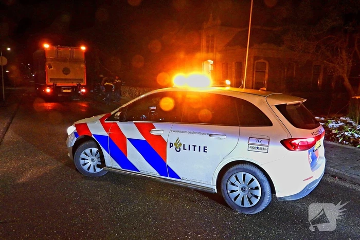 Taxi belandt in heg na botsing met vrachtwagen