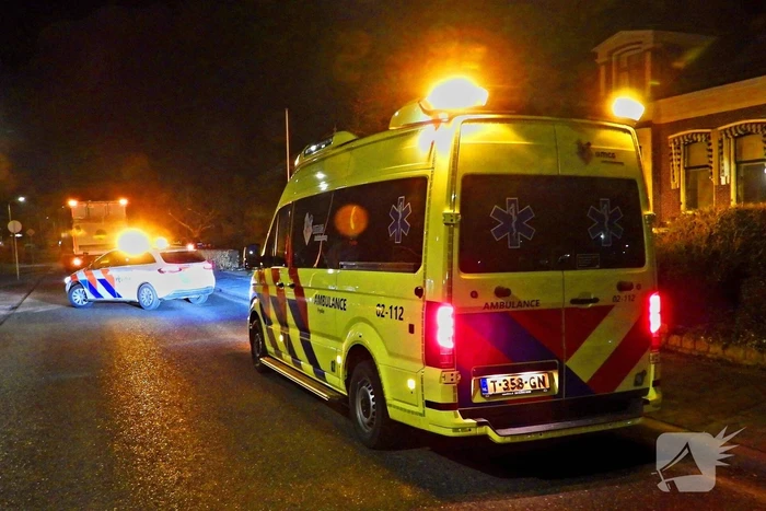 Taxi belandt in heg na botsing met vrachtwagen