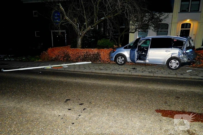 Taxi belandt in heg na botsing met vrachtwagen