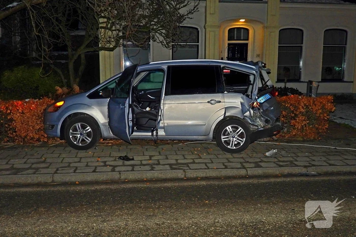 Taxi belandt in heg na botsing met vrachtwagen