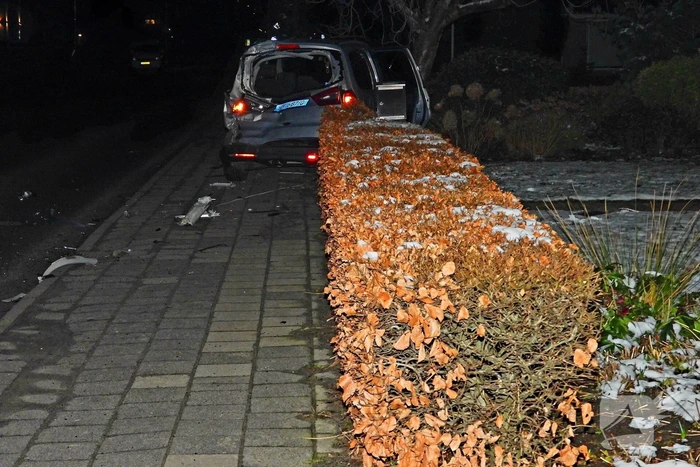 Taxi belandt in heg na botsing met vrachtwagen