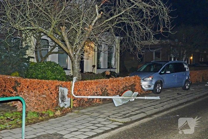 Taxi belandt in heg na botsing met vrachtwagen