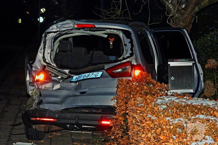 Taxi belandt in heg na botsing met vrachtwagen