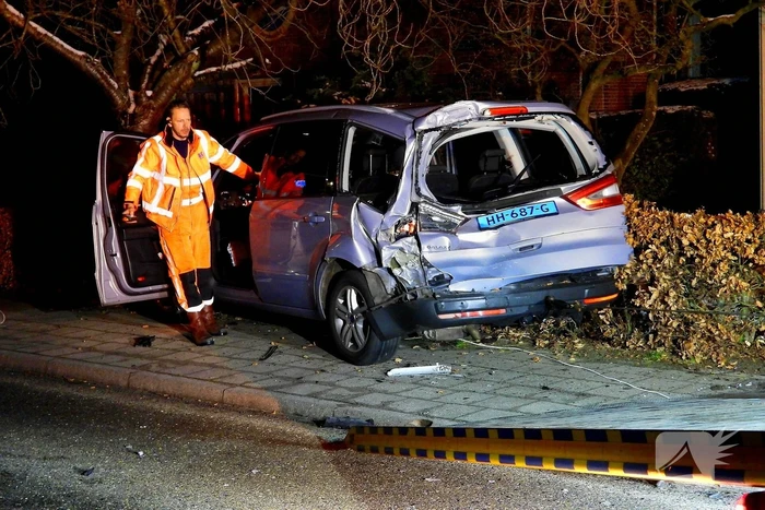 Taxi belandt in heg na botsing met vrachtwagen