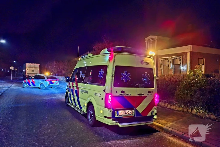 Taxi belandt in heg na botsing met vrachtwagen