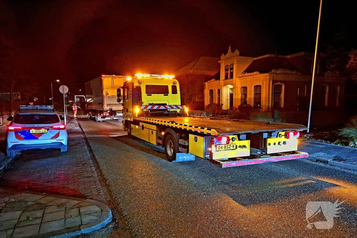 Taxi belandt in heg na botsing met vrachtwagen