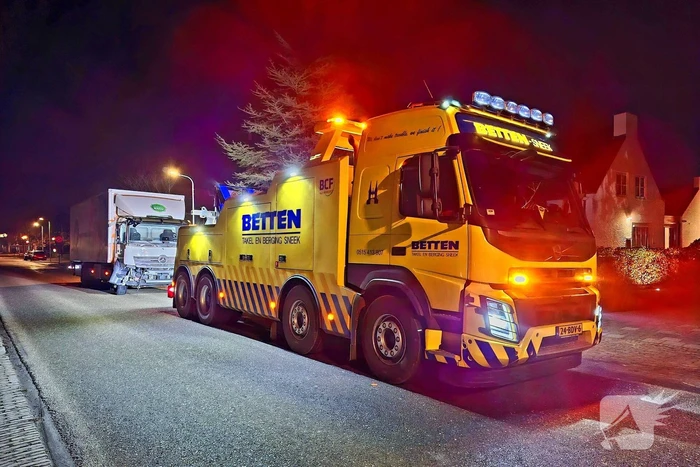 Taxi belandt in heg na botsing met vrachtwagen