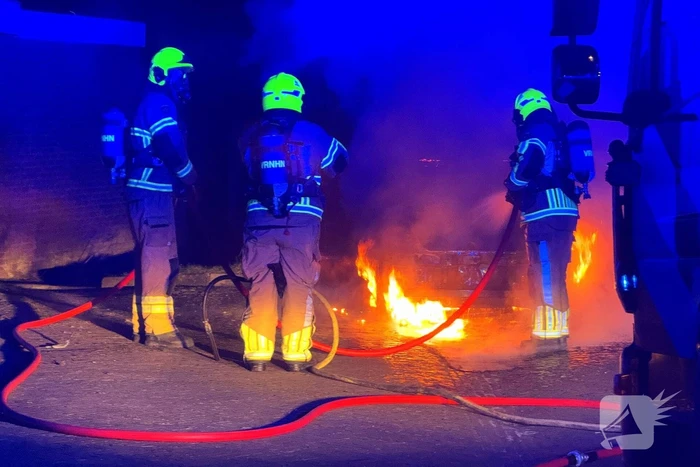 Auto verwoest door brand na knallen