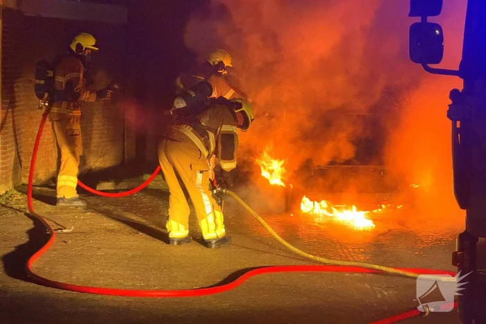 Auto verwoest door brand na knallen