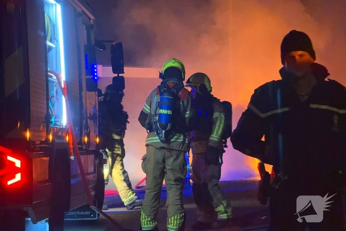 Auto verwoest door brand na knallen