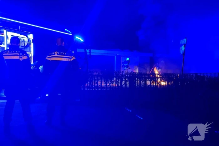 Auto verwoest door brand na knallen
