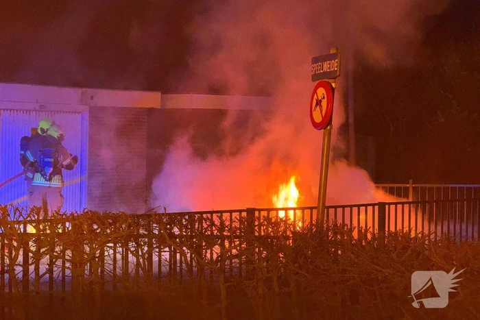 Auto verwoest door brand na knallen