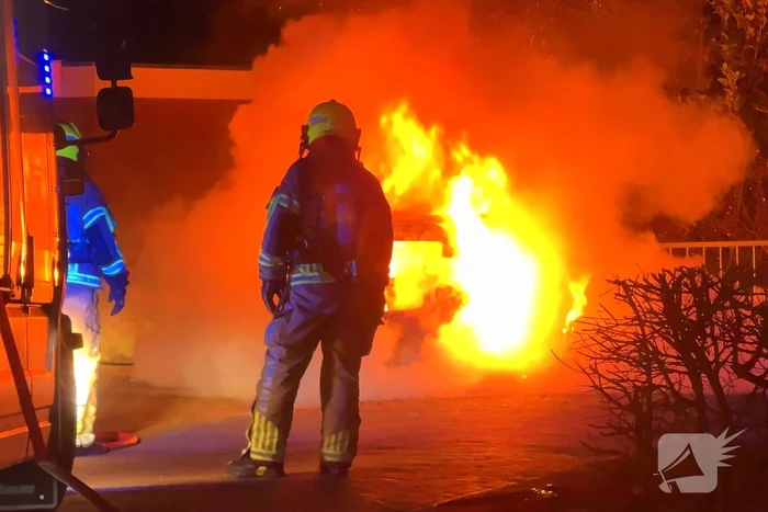 Auto verwoest door brand na knallen