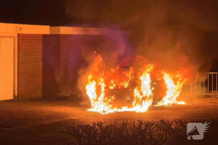 Auto verwoest door brand na knallen