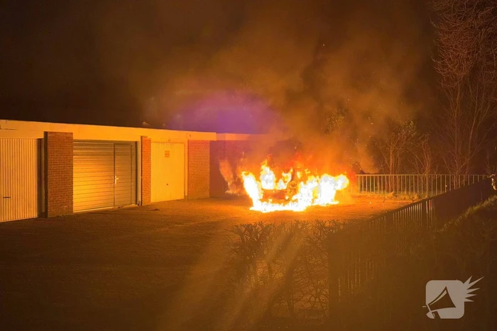 Auto verwoest door brand na knallen