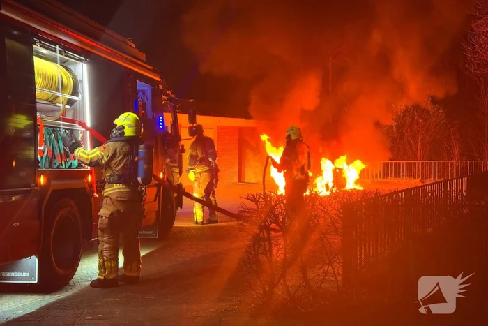 Auto verwoest door brand na knallen