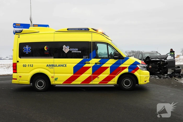 Auto's zwaar beschadigd na botsing op kruising