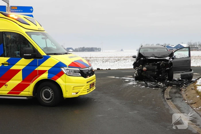 Auto's zwaar beschadigd na botsing op kruising