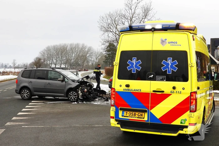 Auto's zwaar beschadigd na botsing op kruising