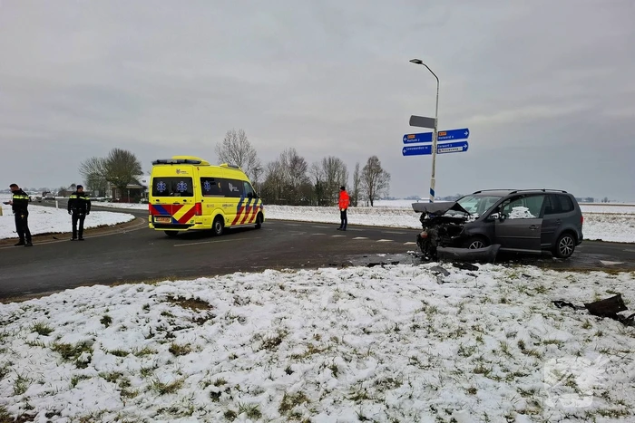 Auto's zwaar beschadigd na botsing op kruising