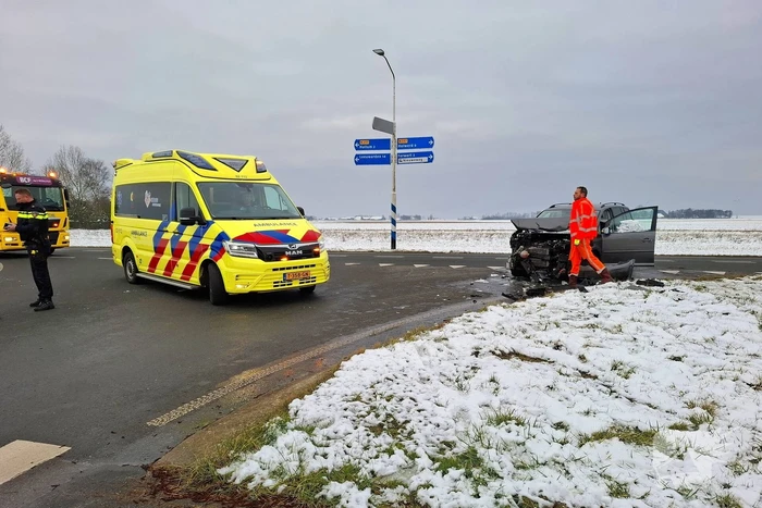 Auto's zwaar beschadigd na botsing op kruising