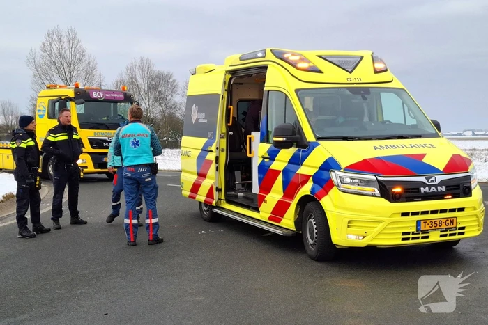 Auto's zwaar beschadigd na botsing op kruising