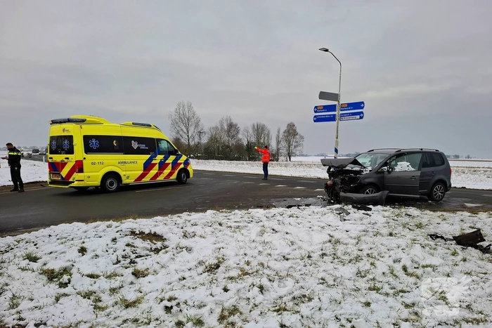 Auto's zwaar beschadigd na botsing op kruising
