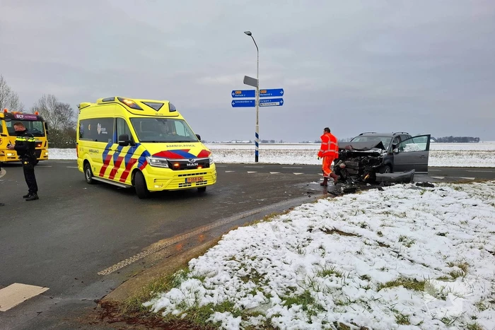 Auto's zwaar beschadigd na botsing op kruising