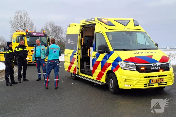 Auto's zwaar beschadigd na botsing op kruising