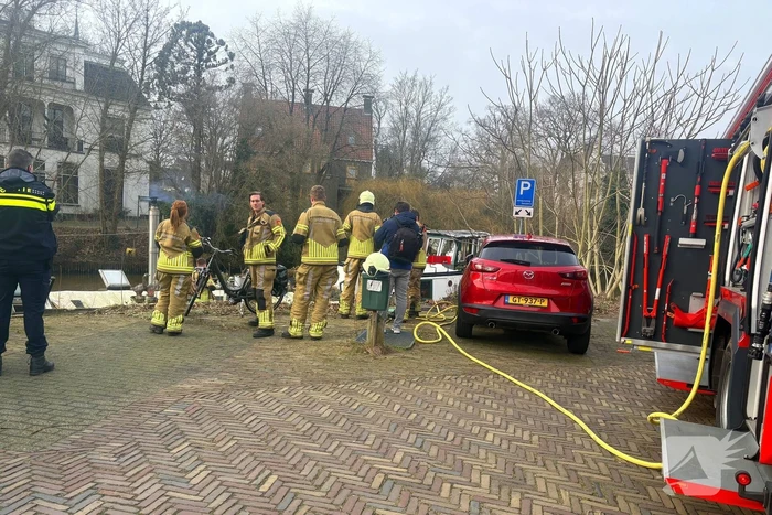 Brand in schoorsteen van woonboot