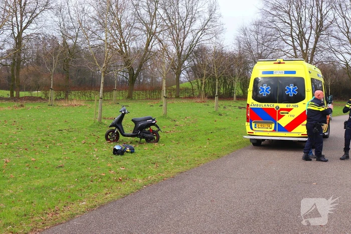 Jongedame zonder rijbewijs komt ten val met scooter