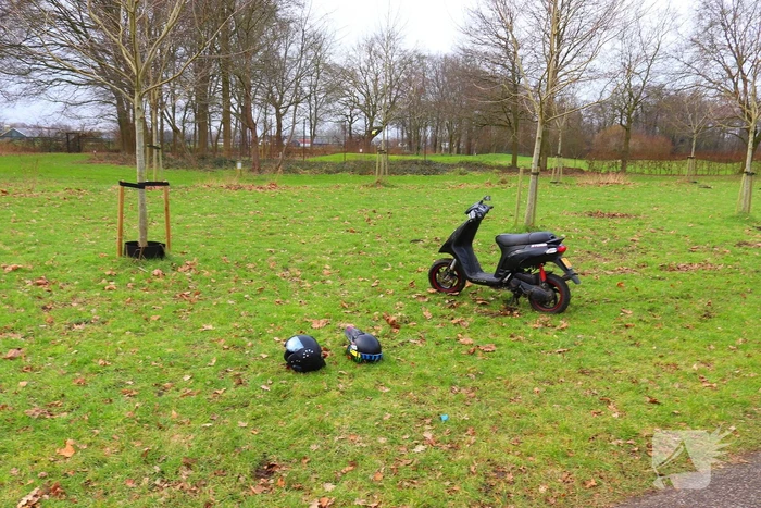Jongedame zonder rijbewijs komt ten val met scooter
