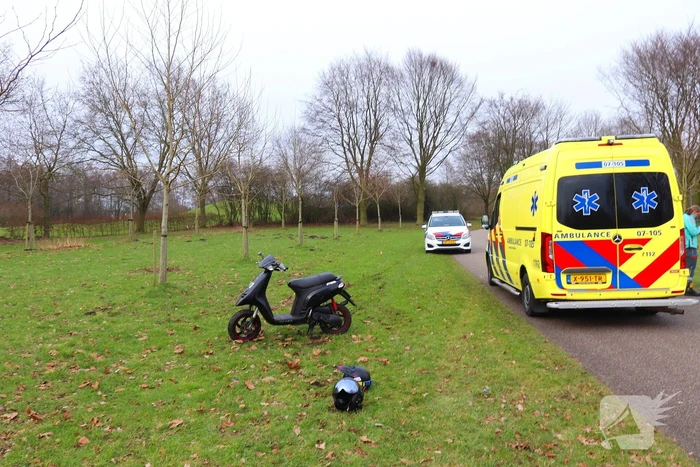Jongedame zonder rijbewijs komt ten val met scooter