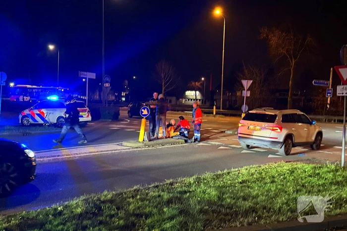 Maaltijdbezorger geschept door auto