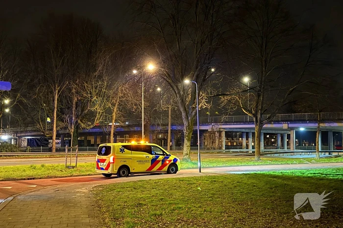 Maaltijdbezorger geschept door auto