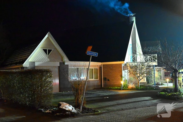 Hoogwerker gaat kapot bij schoorsteenbrand