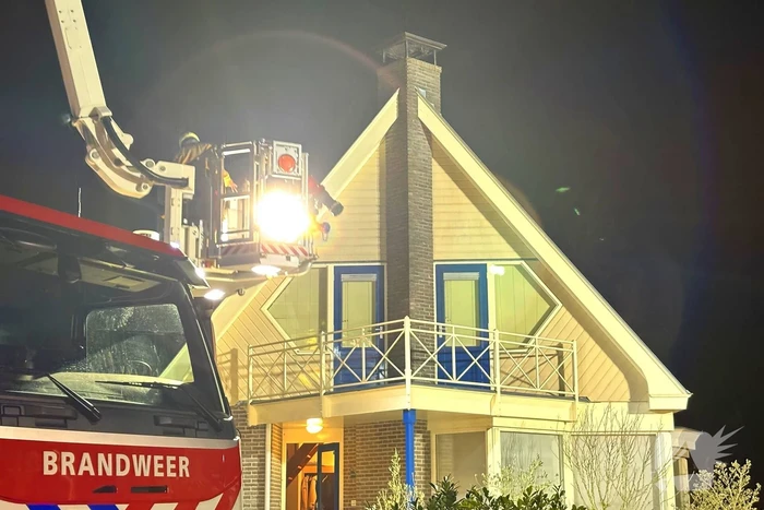 Hoogwerker gaat kapot bij schoorsteenbrand