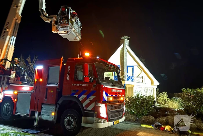 Hoogwerker gaat kapot bij schoorsteenbrand