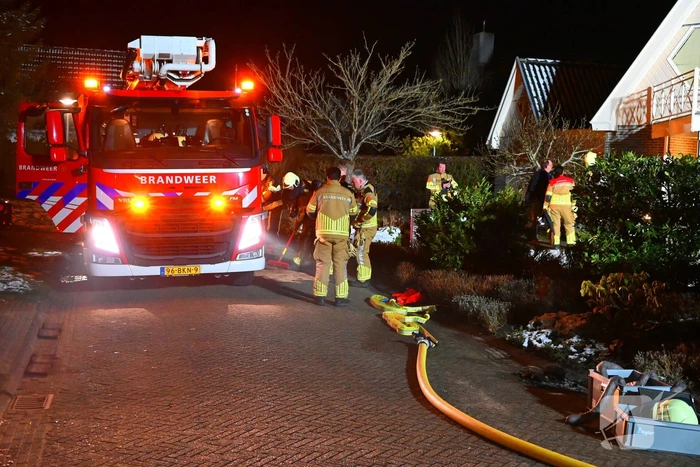 Hoogwerker gaat kapot bij schoorsteenbrand